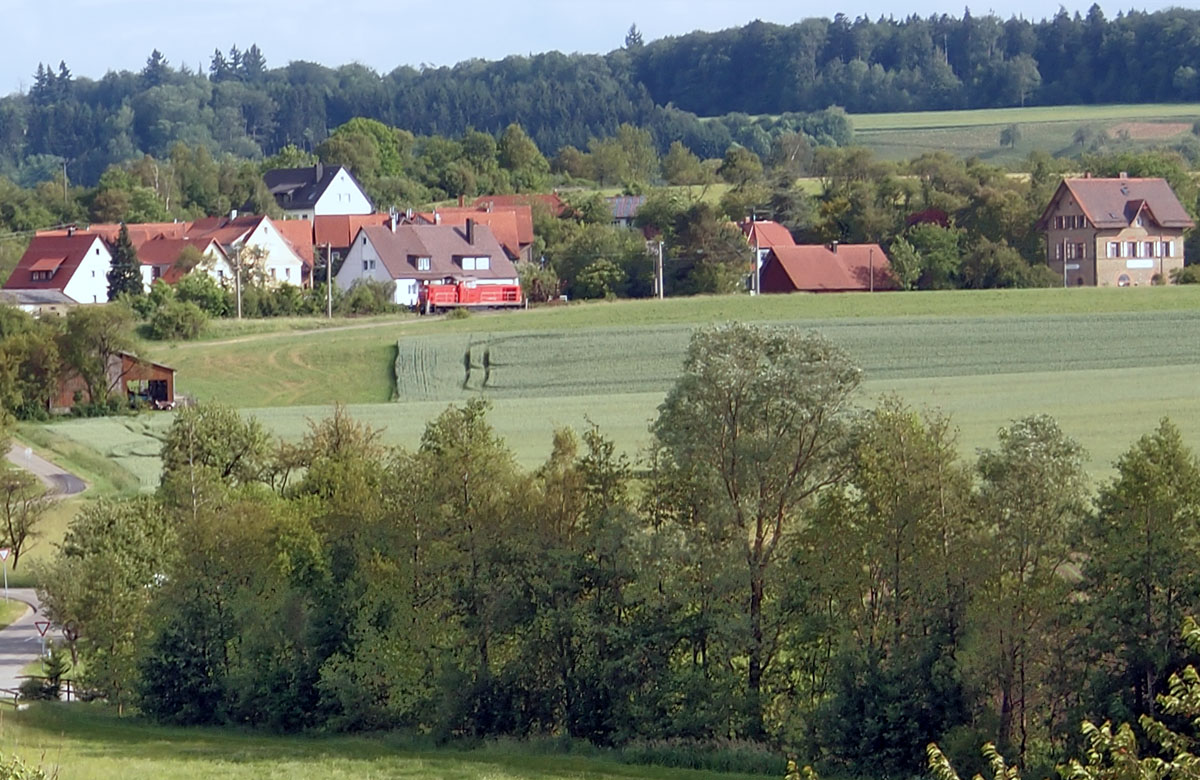 Lokverfolgung bei Ellrichshausen am 24.6.13 (3 von 3): Am rechten Bildrand sieht man das Empfangsgebäude vom 1985 geschlossenen Bahnhof.