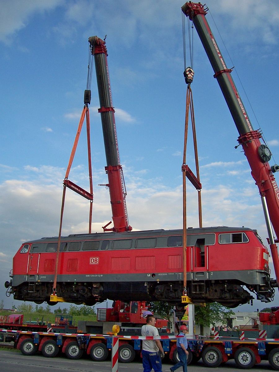 Lokverladung anlässlich der Ausstellung bei einem Jubiläumsfest eines Friedrichshafener Motorenbauunternehmens. Vom Gleis zum Industriegebiet Friedrichshafen wurde 218 431-5 am 10.07.2009 auf einen Tieflader verladen und auf das Betriebs-/Festgelände gefahren.