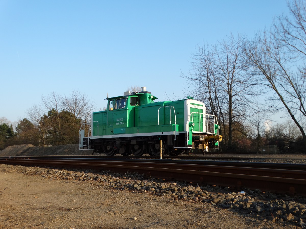 Lokvermietung Sascha Dehn 365 101-5 am 17.03.16 in Hafen Hanau von einen Gehweg aus fotografiert Downside