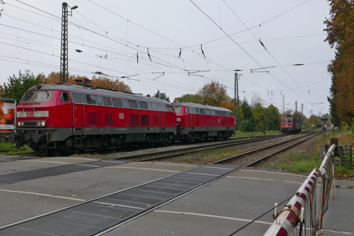 Lokwechsel am EC 191, Basel - München - Aus der Parallelfahrt von 218 403-4 mit 218 426-5 und 421 392-2 wurde kurzfristig eine ‘Hinterherfahrt‘. Auf Grund des Lokwechsels und der damit verbundenen Rangierfahrten mussten die am 29.10.2016 am Bahnübergang Bregenzer Straße in Lindau stehenden Autofahrer etwas länger auf das Hochgehen der Schranken warten.