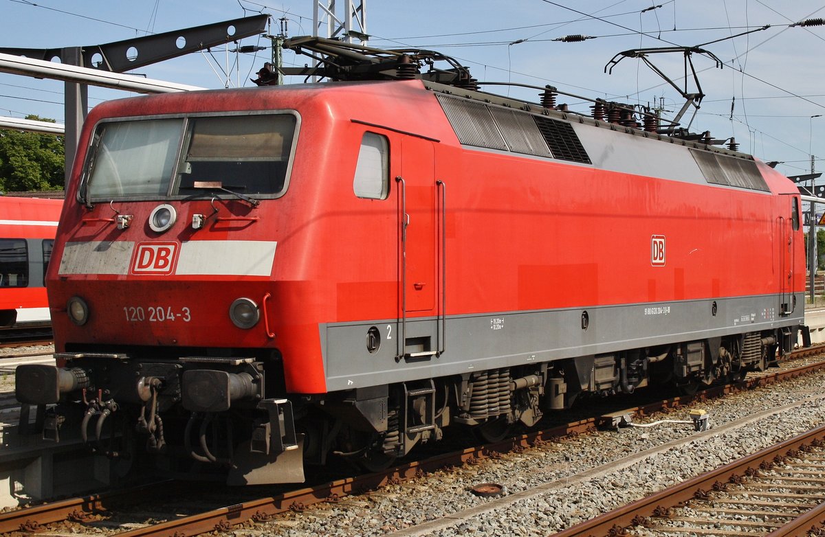Lokwechsel am RE1, 120 204-3 brachte den RE1 (RE4311)  Hanse-Express  von Hamburg Hauptbahnhof mit +55 nach Rostock Hauptbahnhof. (22.7.2016)
