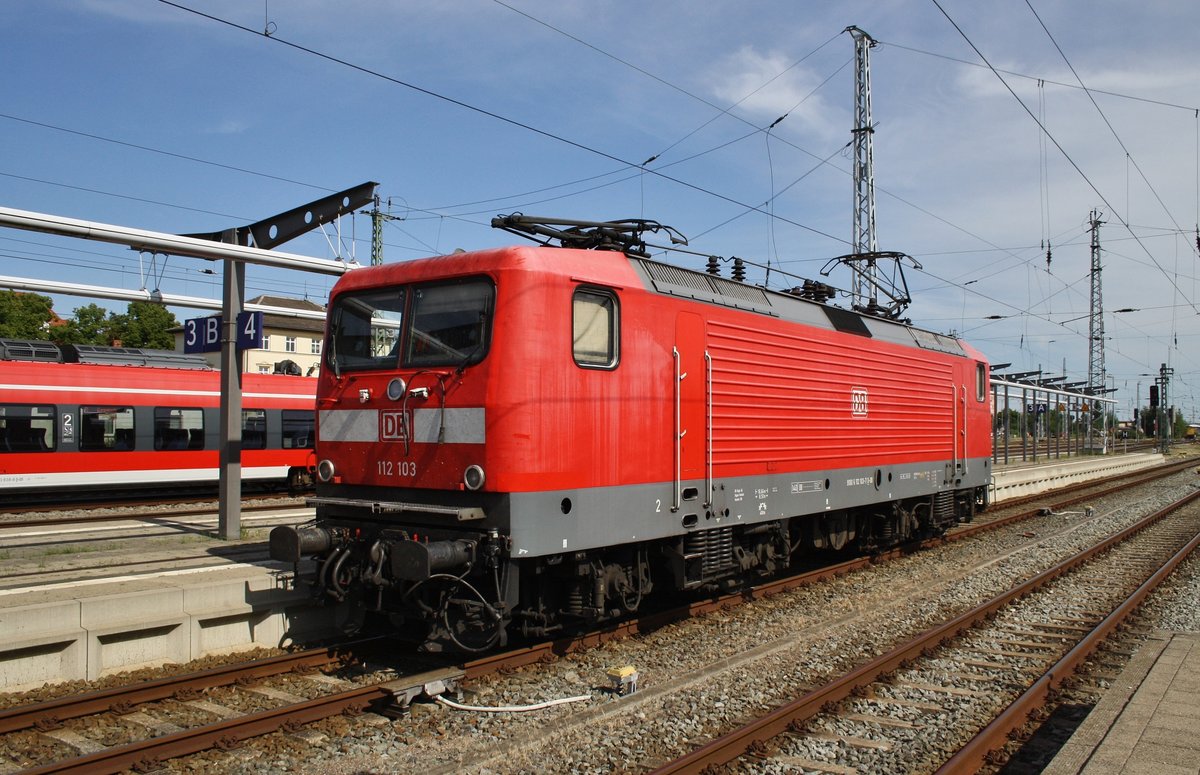 Lokwechsel am RE1, 120 204-3 brachte den Zug aus Hamburg nach Rostock. Nun wird 112 103 den RE1 (RE4312)  Hanse-Express  auf dem Rückweg nach Hamburg Hauptbahnhof bespannen. (22.7.2016)