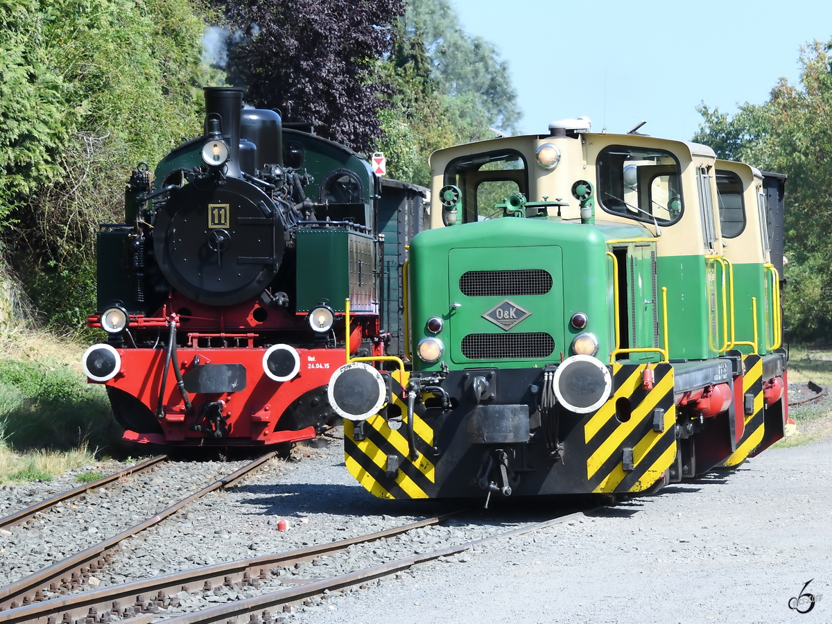 Lokwechsel bei der Brohltalbahn in Oberzissen. Die Diesellokomotiven O&K MV 10S  D1  &  D2  ziehen den Zug weiter zur Endhaltestelle Engeln. Die Dampflokomotive 11SM zieht den zweiten Zug wieder zurück nach Brohl-Lützing. (August 2018)