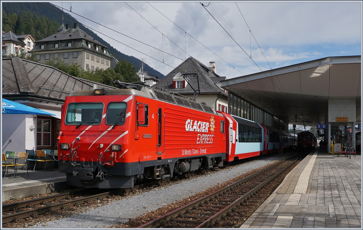 Lokwechsel beim Glacier Express PE 903 St. Moritz - Zermatt in Disentis: Und weiter geht die Fahrt - die MGB HGe 4/4 II N° 4 verlässt mit dem Glacier Express PE 903 von St.Moritz nach Zermatt den Bahnhof von Disentis. 

16. Sept. 2020
