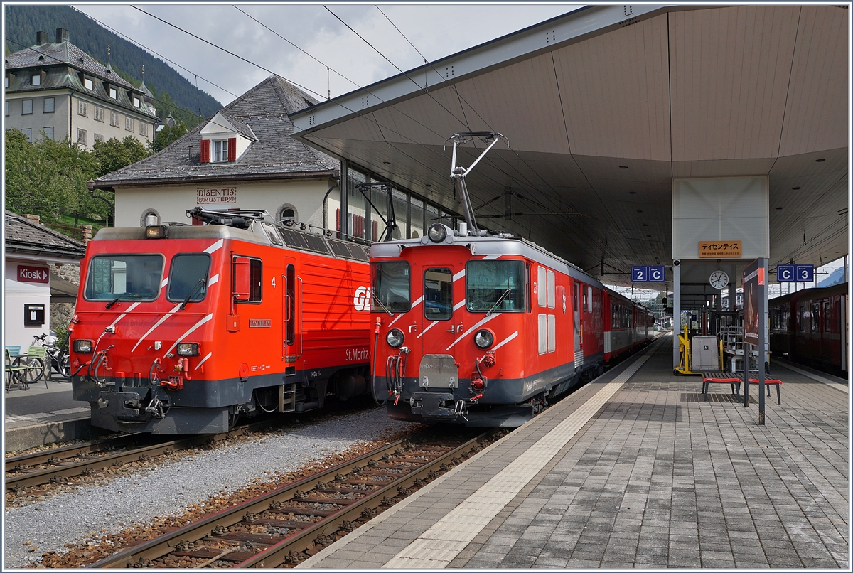 Lokwechsel beim Glacier Express PE 903 St. Moritz - Zermatt in Disentis: Die MGB HGe 4/4 II hat ihren Glacier Express 903 übernommen, welhcen sie bis nach Zermatt ziehen wird. Doch bevor der Zug weiter fahren kann, muss noch der Regionalzug 832 von Andermatt abgewareet werden, der mit dem schiebenden MGB Deh 4/4 N° 23 bereits in den Bahnhof rollt. 

16. September 2020