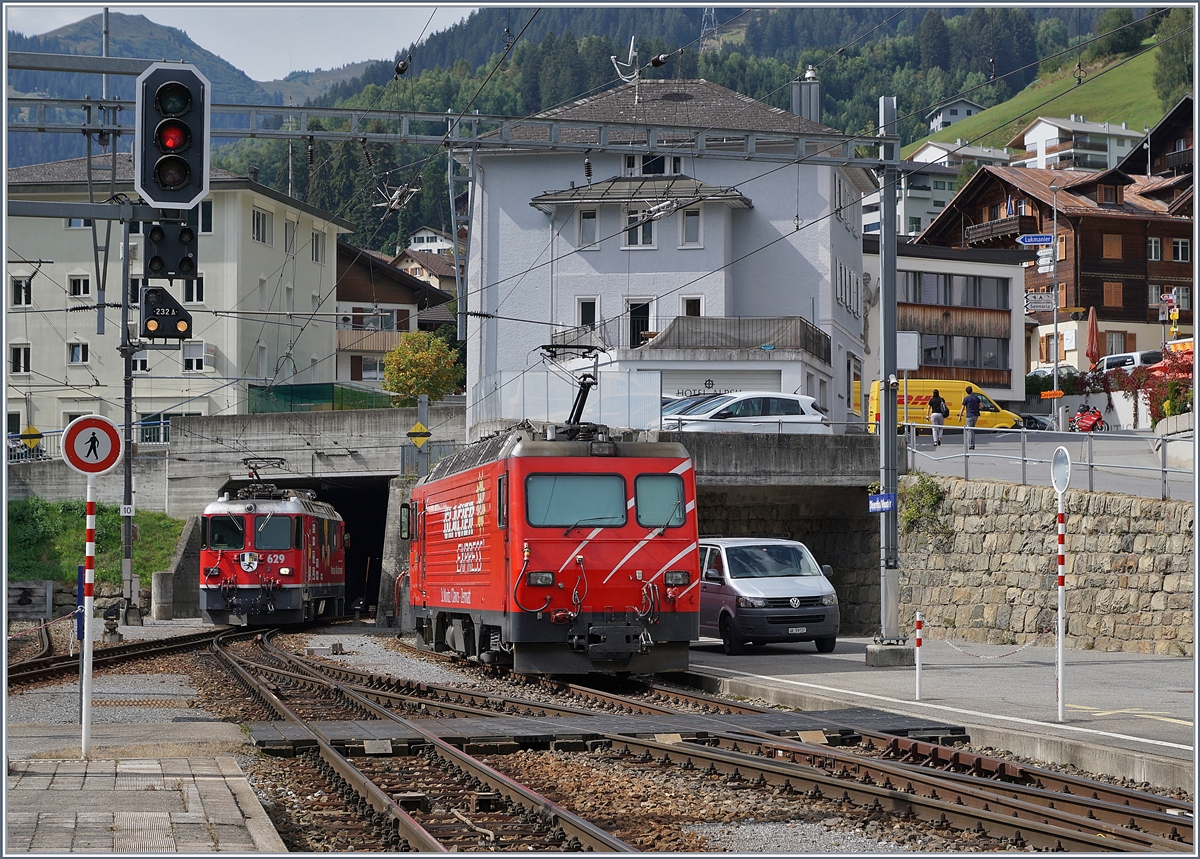Lokwechsel beim Glacier Express PE 903 St. Moritz - Zermatt in Disentis: Während die RhB Ge 4/4 II 629 auf eine Abstellgleis rangiert wird, um in einer guten halben Stunde den Glaicer Express PE 902 zu übernehmen, rollte die MGB HGe 4/4 II N° 4 langsam an ihren Zug heran. 

16. Sept. 2020