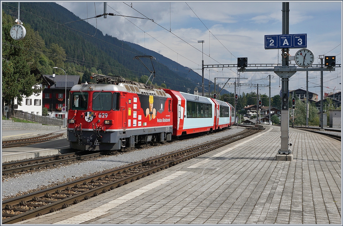 Lokwechsel beim Glacier Express PE 903 St. Moritz - Zermatt in Disentis: Die RhB Ge 4/4 II 629  Neubau Albulatunnel  erreicht mit dem Glacier Express PE 903 Disentis. Hier endet nicht nur die Strecke der RhB, sondern beginnt auch kurz nach der Ausfahrt ein Zahnstangenabschnitt, so dass beim Glacier Express die Zuglok gewechselt wird. 

16. September 2020