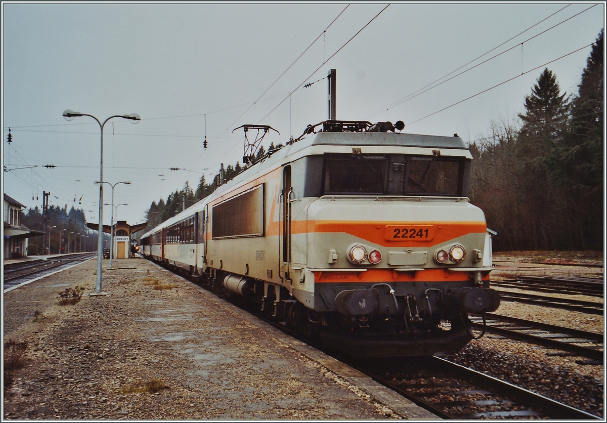 Lokwechsel beim Schnellzug 5753 Paris - Morez in Andelot: 
Die SNCF BB 22 241 erreicht mit dem Saison-Schnellzug Andelot.
6. Januar 2001