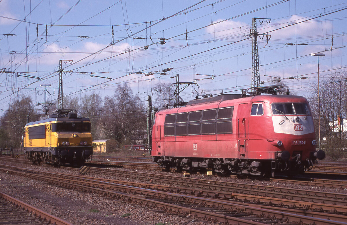 Lokwechsel im Bf Emmerich. DB 103 180-6 hat den EC-146 (Köln Hbf - Amsterdam CS) bis hier gefahren, NS 1768 übernimmt den Zug für die weitere Strecke nach Amsterdam. Emmerich, 06.04.2000, 13.43u. Scanbild 8033, Fujichrome100.