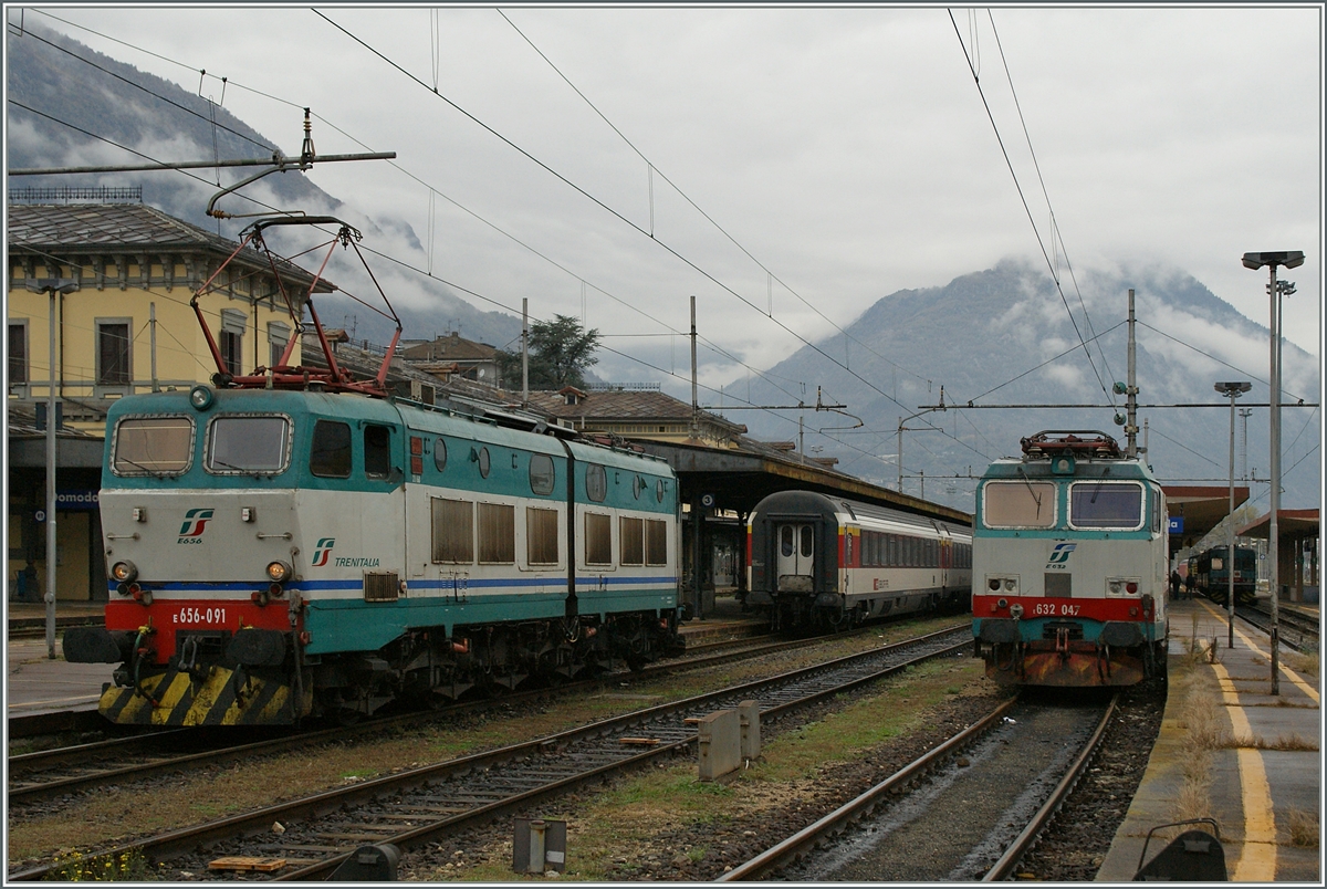 Lokwechsel in Domodossla: Nachdem die SBB Re 460 005-2 in den Wechselstromteil des Bahnhofs abgestoen wurde, setzt sich die FS 656 091 vor den EC 37.
31. Oktober 2013