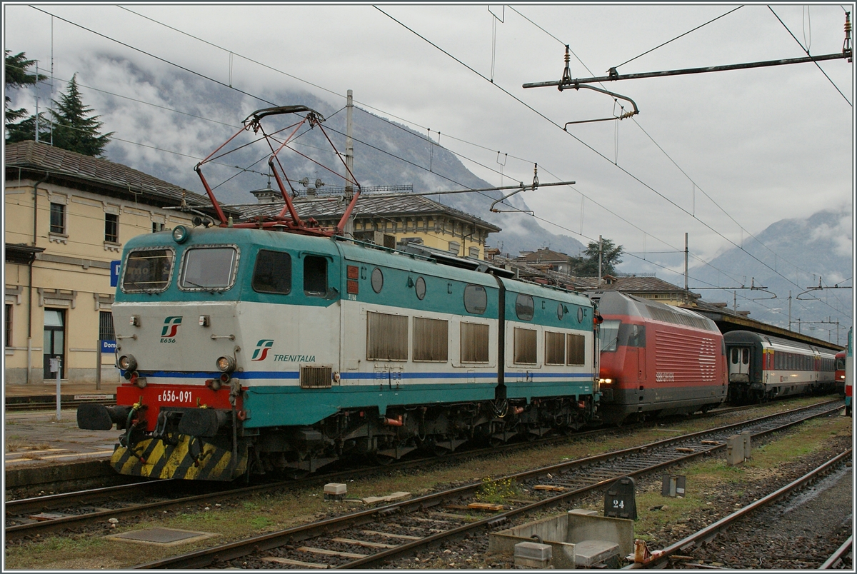 Lokwechsel in Domodossola: Die Trenitalia Zuglok des EC 37 zieht nun die abgebgelte SBB Re 460 005-2 weg. 
31. Okt. 2013 