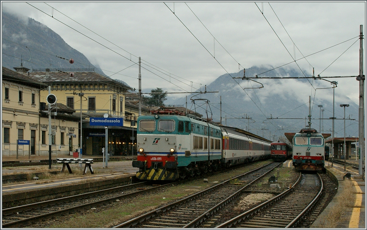 Lokwechsel in Domodossola: Mit der FS 656 091 als Zuglok setzt der EC 37 fast pnktlich seine Reise nach Venezia SL fort.
31. Okt. 2013