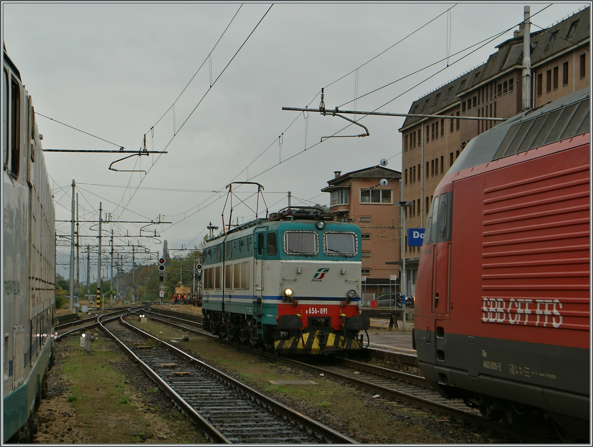 Lokwechsel in Domodossola: Vor einigen Jahren konnte das  Schauspiel  jeden Tag fters genossen werden, heute dank ETR 610 nur noch beim Nachtzug Paris Venezia, es sein denn, dass SBB und Trenitalia beim Ausfall/Mangel eines ETR 610 statt der Umsteigeverbindung sich auf ein rund zehn Tage whrendes Konzept mit Lok und Komposition der EC 37/42 verstndigt htten.
Die SBB Re 460 005-2 ist abgebgelt mit dem EC 37 pnktlich im Gleichstromteil von Domodossola eingetroffen und wartet auf die FS 656 091.
31. Okt. 2013