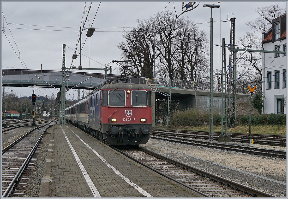 Lokwechsel in Lindau; Bild 2: Wie erwähnt, dauert es nicht lange bis nach der Abfahrt des EC 194 der Gegenzug, der EC 195 von Zürich nach München, in Lindau eintrifft. Die Zuglok ist die SBB Re 421 371-6.

15. März 2019