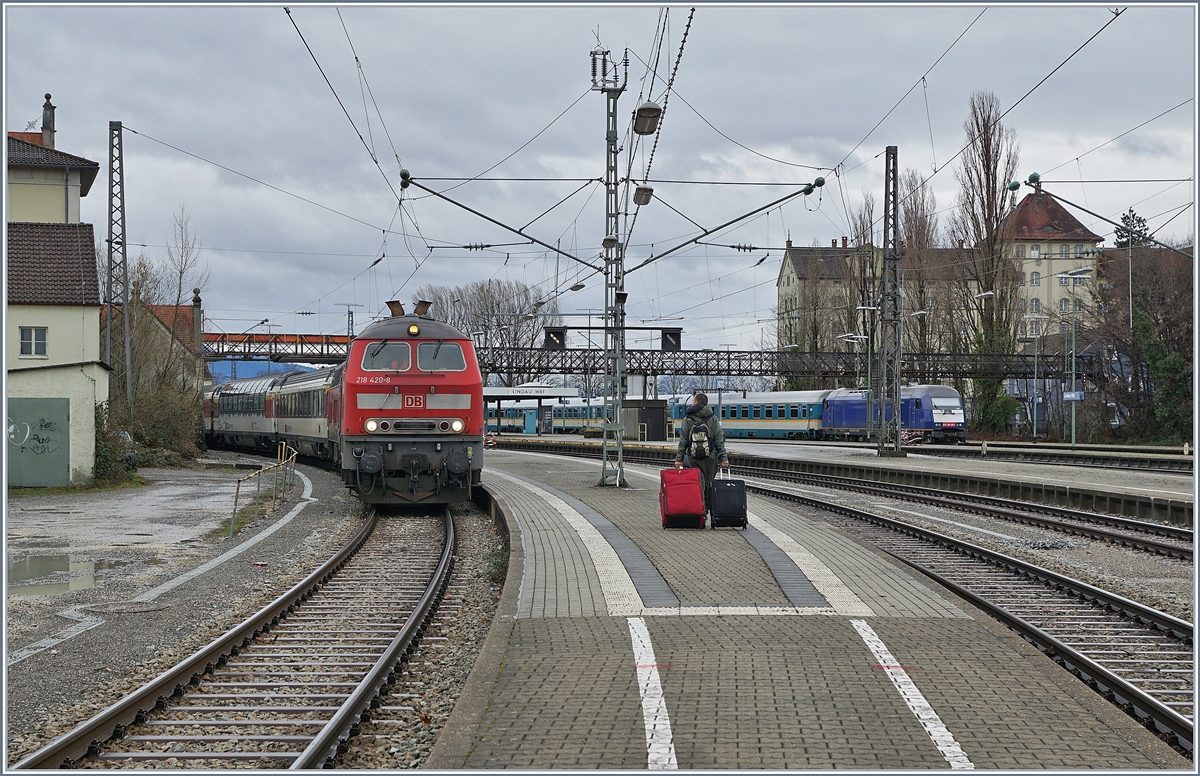 Lokwechsel in Lindau; Bild 4: Während die beiden DB 218 420-8 und 498-4 mit der Bremsprobe am EC 195 nach München beschäftig sind, bemerkt ein Reisender, das Lindau (noch) ein Kopfbahnhof ist.


15. März 2019