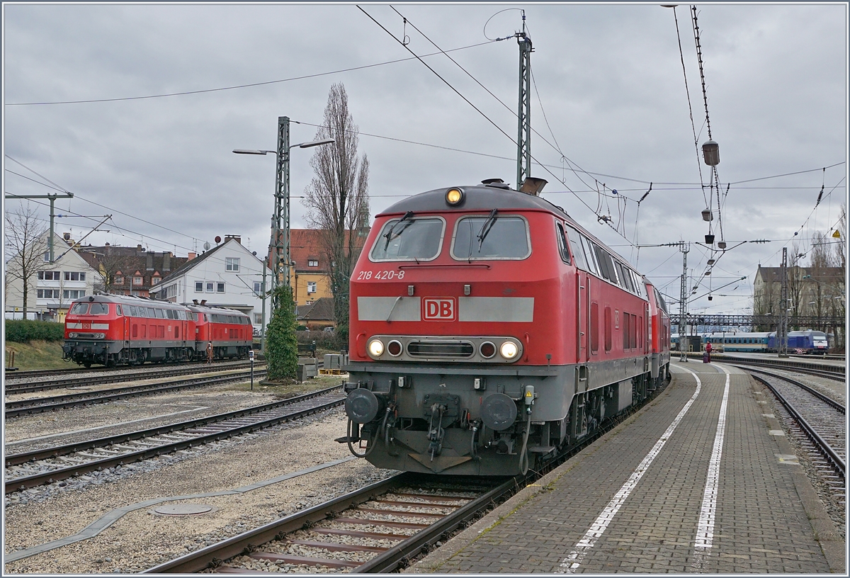 Lokwechsel in Lindau; Bild 5: Bremsprobe ok, der Abfahrtsbefehl ist gegeben und die beiden DB 218 420-8 und 4984 verlassen mit ihrem EC 195 Lindau Hbf in Richtung München. Im Hintergrund sind die beiden  DB 218 426-5 und 421-6 zu sehen die mit dem EC 196 in Lindau eingetroffen sind und nun auf den abendlichen EC warten.

15. März 2019