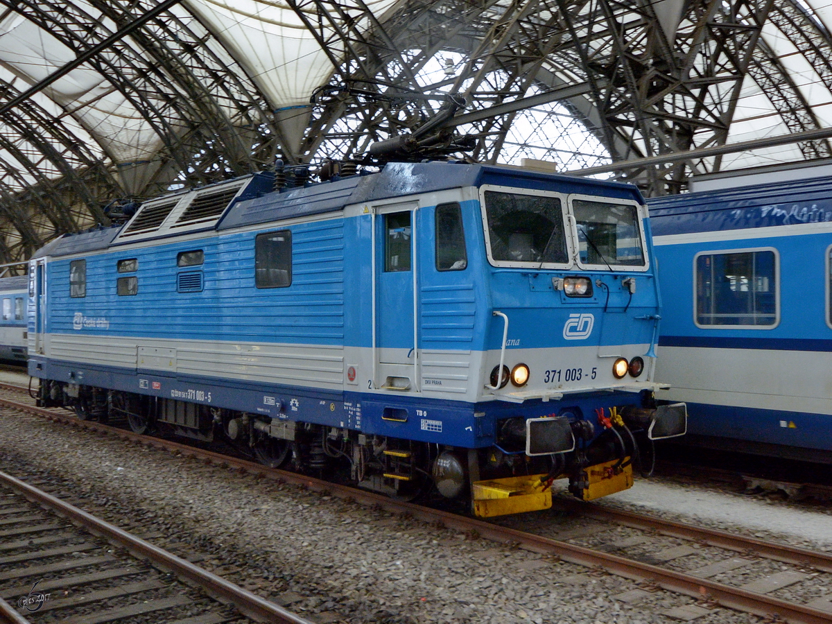 Lokwechsel mit der 371 003-5 Anfang April 2017 im Dresdener Hauptbahnhof.