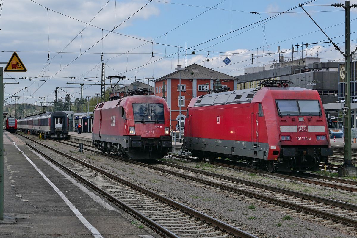 Lokwechsel in Singen - Nachdem 1016 011 am 16.04.2022 die Wagen des IC 185, Stuttgart - Zürich, nach Singen (Hohentwiel) gezogen hatte und abgekuppelt wurde, befindet sich die Lok hier auf der Fahrt zur Abstellung. Eine Re 420 wird die Wagen übernehmen und an das Ziel ziehen. Mit im Bild die abgestellte 101 120-4.