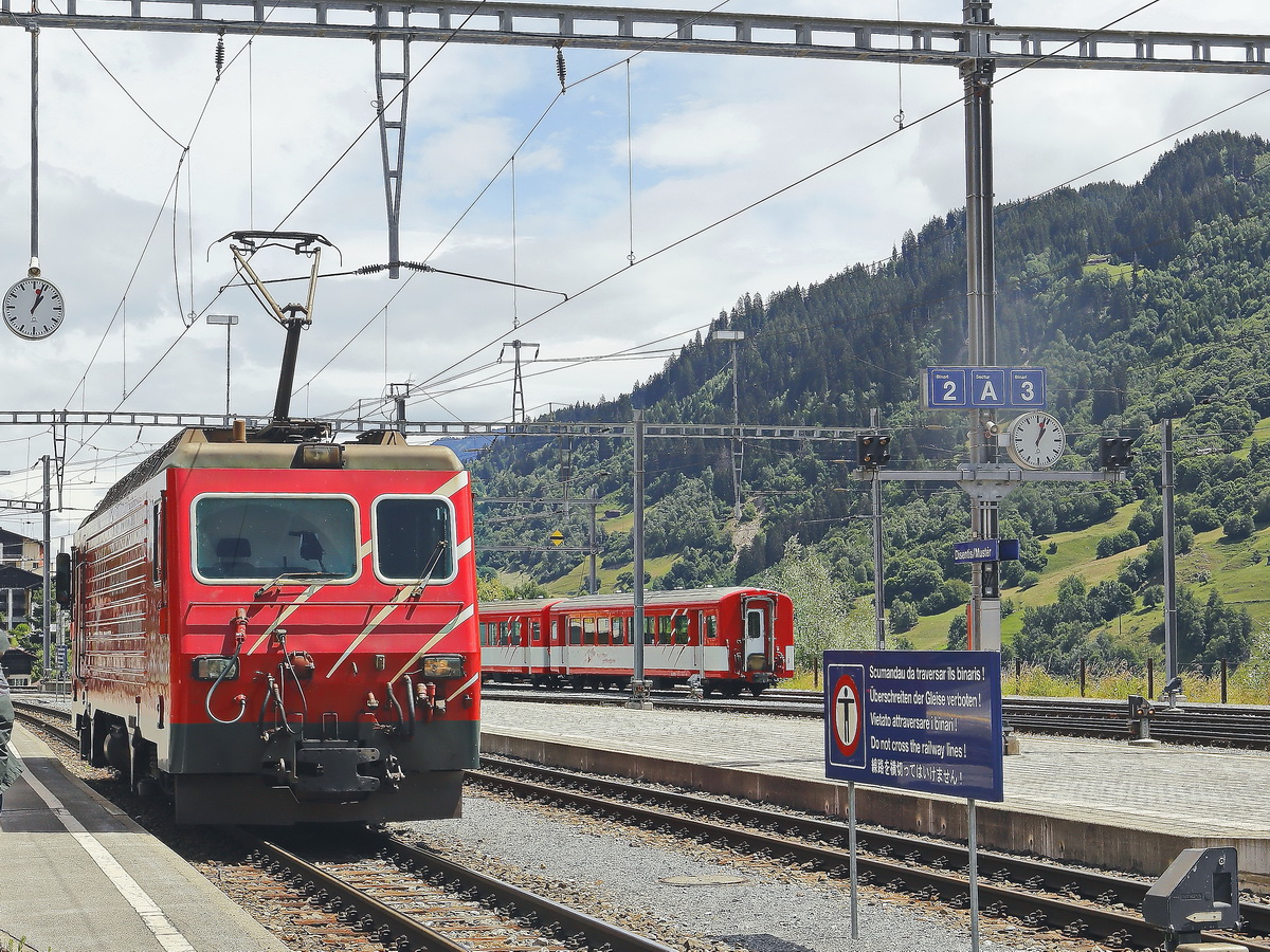 Lokwechsel in der  Übergangsstation Disentis/Muster - ... zwischen der Matthorn-Gotthard-Bahn und der Räthischen Bahn am 28. Juni 2018 