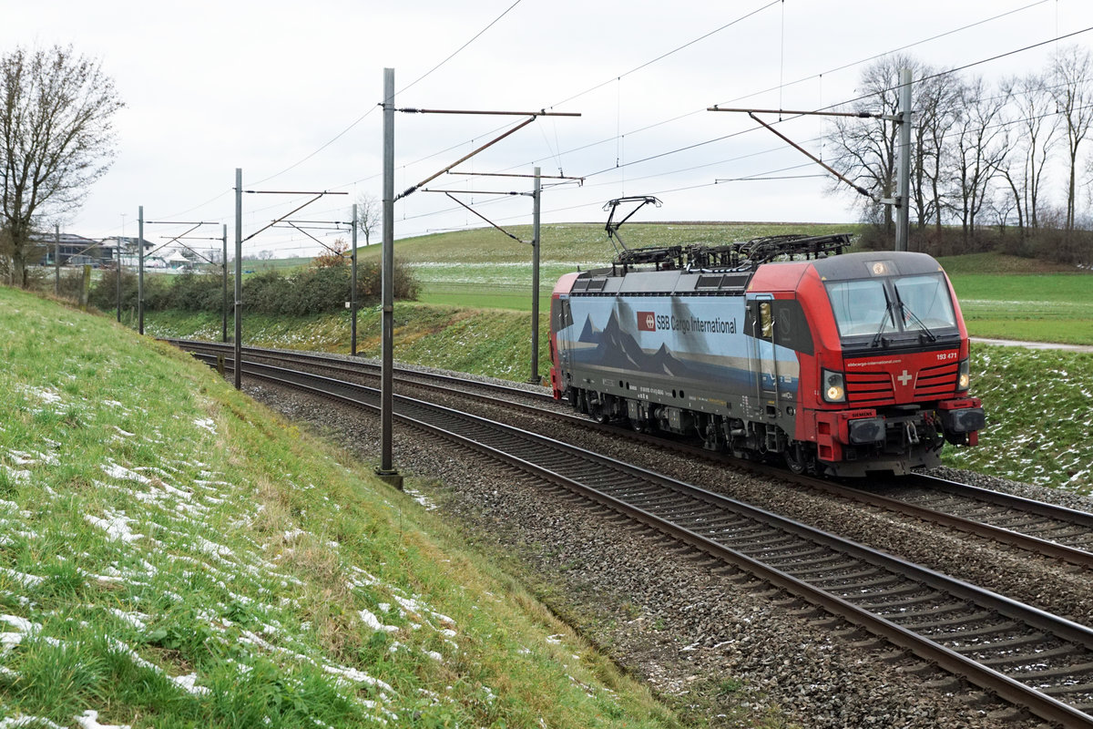 Lokzüge bei Niederbipp am 2. Dezember 2020.
Vectron 193 471 nach erfolgten Probefahrten am Bielersee auf der Rückfahrt nach Basel.
Foto: Walter Ruetsch