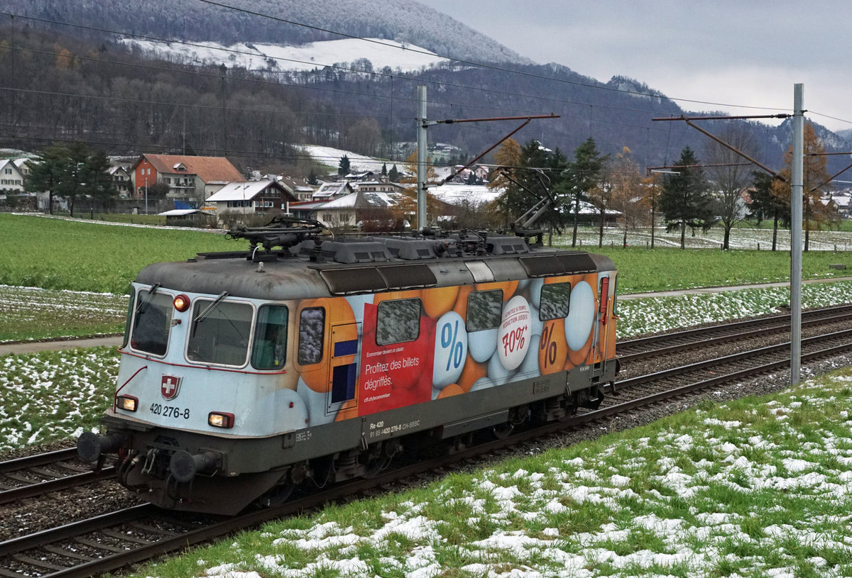 Lokzüge bei Niederbipp am 2. Dezember 2020.
Re 420 276-8 unterwegs in Richtung Solothurn.
Foto: Walter Ruetsch