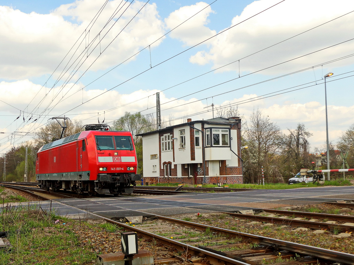 Lokzug 145 001-4 am Bahnübergang Zossen in Brandenburg am 21. April 2021. Standort in der Strasse An den Wulzen, Zossen. Geht ab von der B 246.