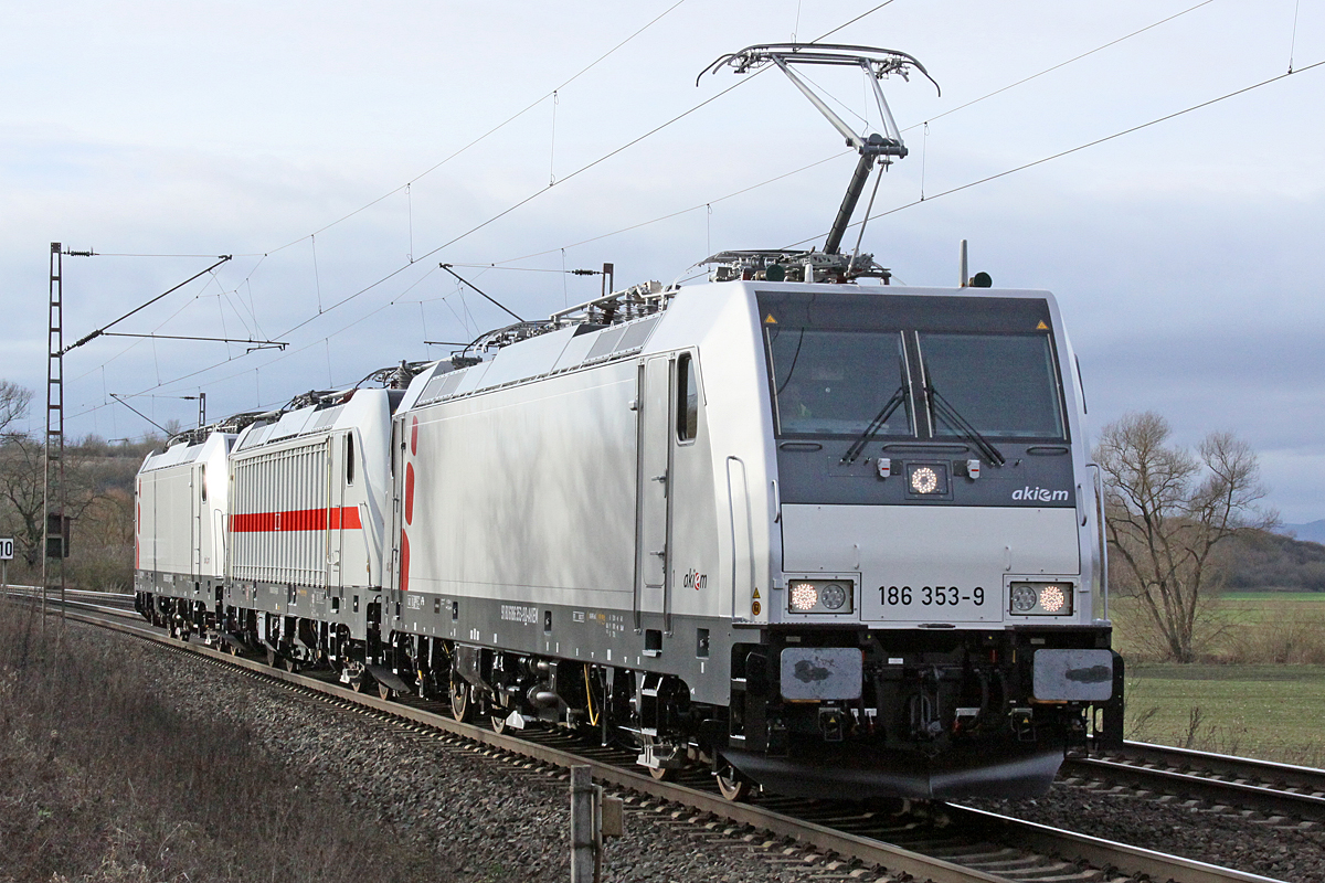 Lokzug Akiem 186 - 187 - 186 am 27.12.2017  13:55 nördlich von Salzderhelden am BÜ 75,1 in Richtung Hannover