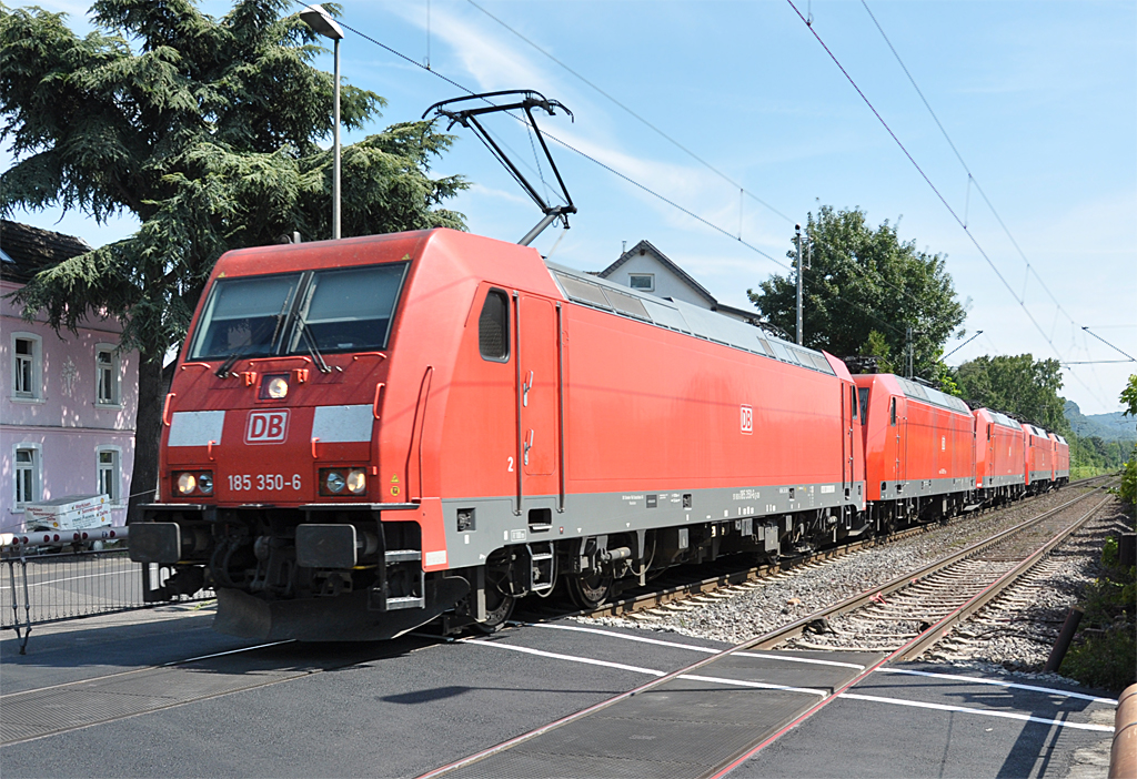 Lokzug aus 5 Einheiten,  mit ziehender 185 350-6 durch Bonn-Beuel - 21.08.2013