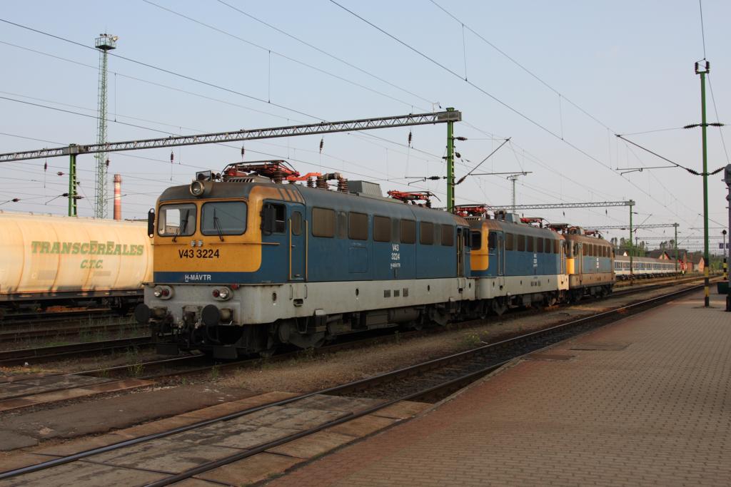 Lokzug im Bahnhof Nagykanisza am 18.5.2011.
Es führt V 433224 von H-MAVTR.