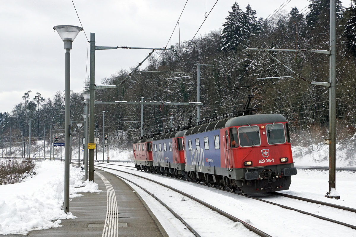 Lokzug bei Roggwil-Wynau bestehend aus Re 620 + Re 620 + Re 420.
An der Spitze dieses Zuges eingereiht ist die Re 620 065-3  Ziegelbrücke 
Foto: Walter Ruetsch