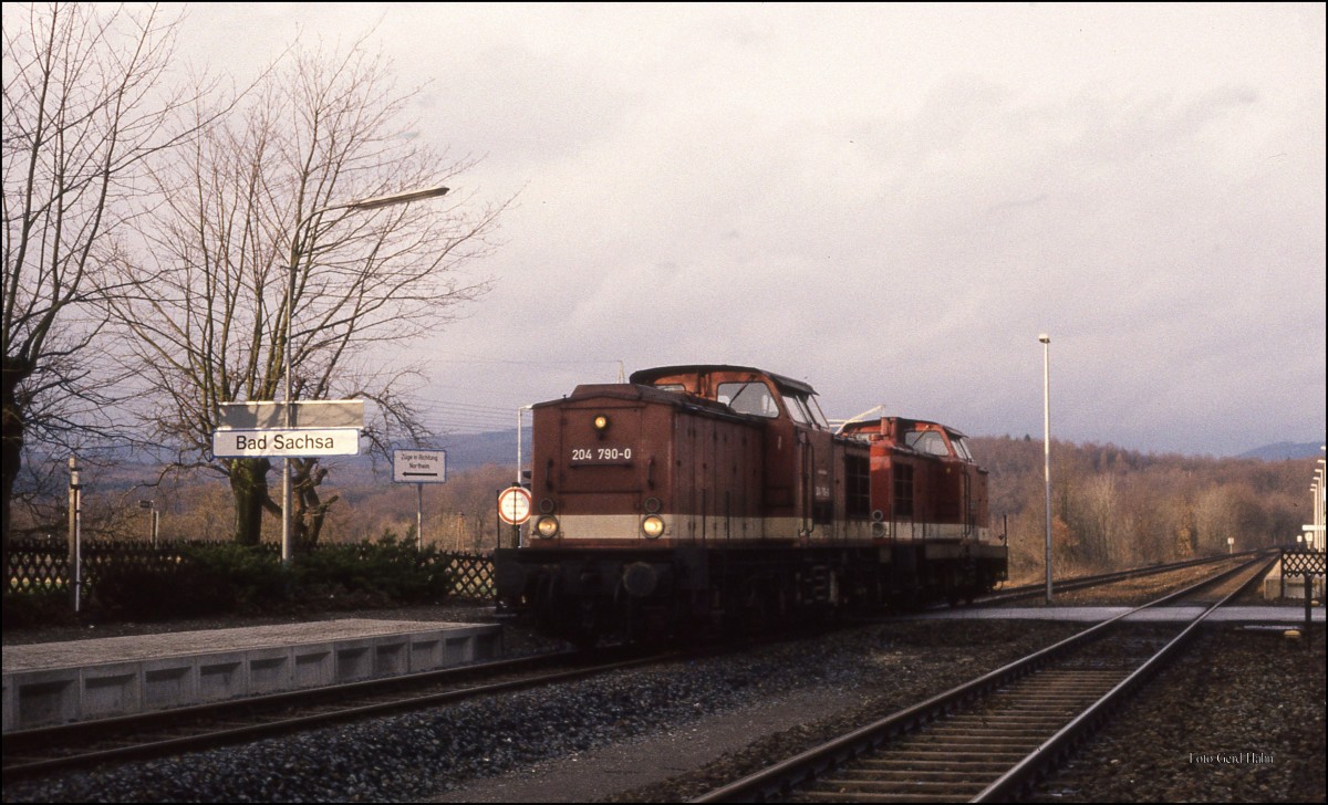 Lokzug bestehend aus 204790 und 204223 fuhr am 21.3.1992 um 17.18 Uhr durch den Haltepunkt Bad Sachsa.