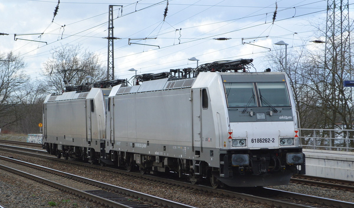 Lokzug von CTL Logistics GmbH, Berlin [D] mit den Akiem Loks  186 262-2  [NVR-Nummer: 91 80 6186 262-2 D-AKIEM] am Haken von  186 263-0   [NVR-Nummer: 91 80 6186 263-0 D-AKIEM] am 25.02.20 Bf. Saarmund.