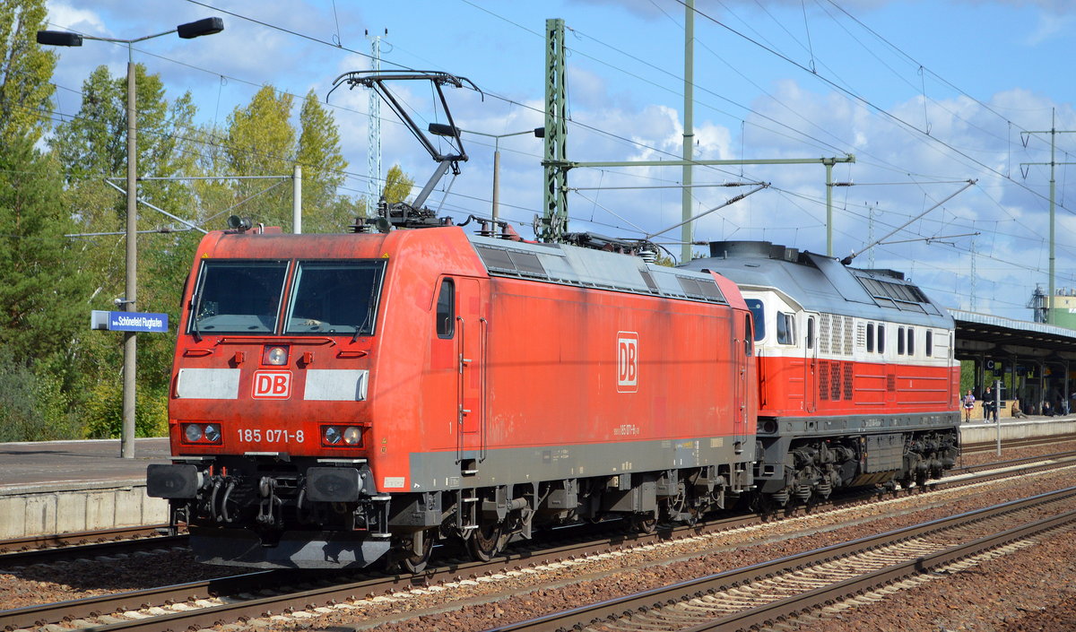 Lokzug der DB Cargo AG [D] mit  185 071-8  [NVR-Nummer: 91 80 6185 071-8 D-DB] und   232 484-6  [NVR-Nummer: 92 80 1232 484-6 D-DB] am Haken am 19.09.19 Bahnhof Flughafen Berlin Schönefeld.