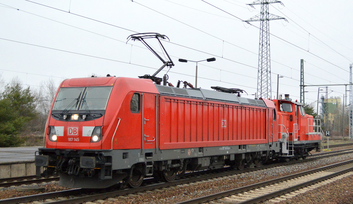 Lokzug der DB Cargo mit  187 145  [NVR-Nummer: 91 80 6187 145-8 D-DB] mit  363 163-7  (NVR: 9880 3 363 163-7 D-DB) am Haken am 08.01.20 Bf. Flughafen Berlin Schönefeld.