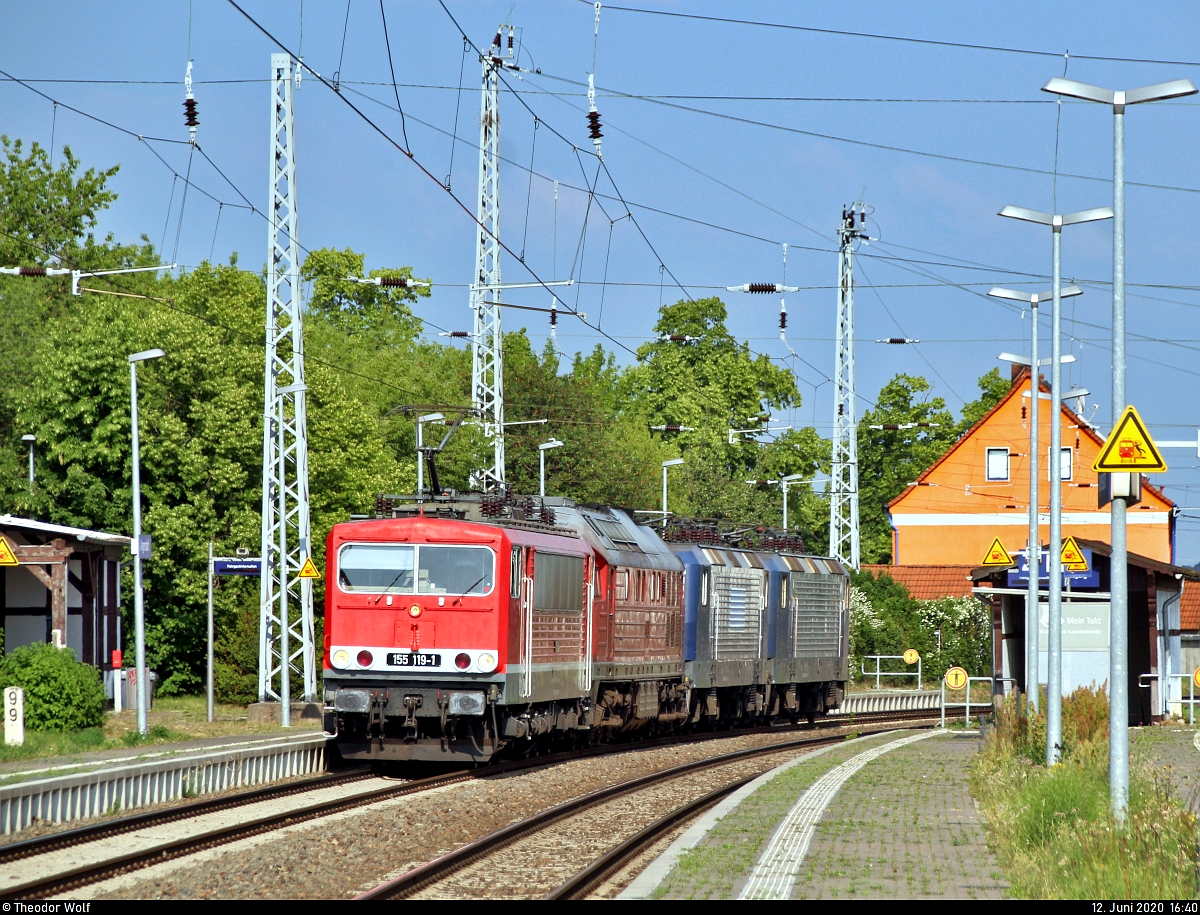 Lokzug der Fahrzeugwerk Karsdorf GmbH & Co. KG mit 155 119-1 sowie 232 ???, 143 124-6 und 143 056-0 durchfährt den Bahnhof Angersdorf auf der Bahnstrecke Halle–Hann. Münden (KBS 590) Richtung Teutschenthal. [12.6.2020 | 17:40 Uhr]

