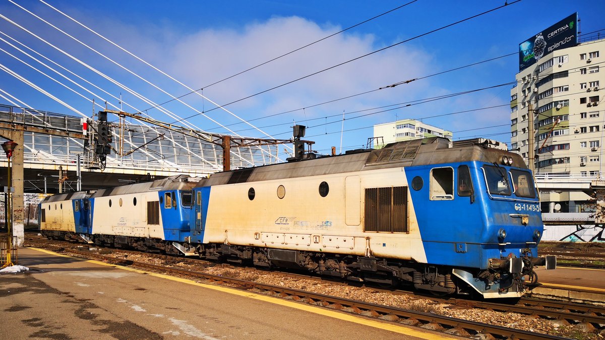 Lokzug gebildet aus der 63-1143-5, der 92-53-0-641384-8 und der 92-53-0-641025-7 am Mittag des 01.02.109 im Nordbahnhof Bukarest