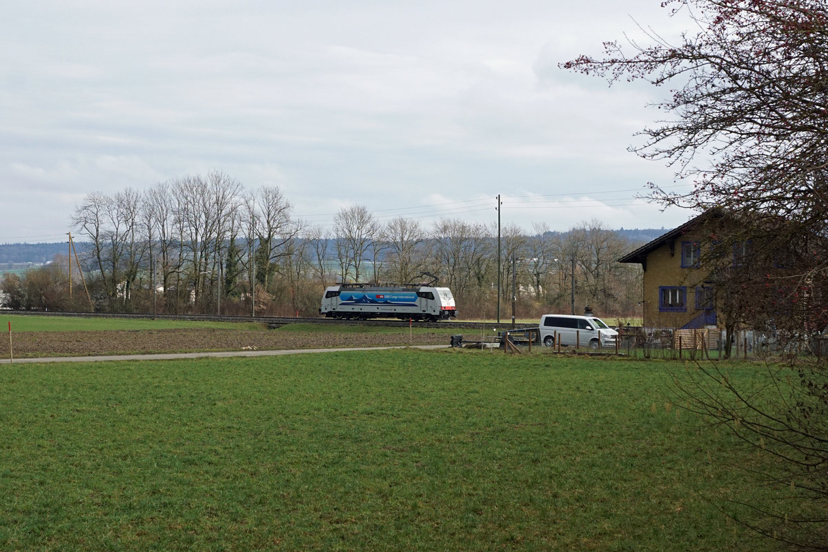 Lokzug in der Landschaft.
Am 9. Februar 2021 wurde ich bei Selzach von einer nicht erkennbaren ex CR-186 überrascht.
Auf dem Jurasüdfuss gehört die Weisse mit Bergmotiv nicht zu den Stammgästen.
Foto: Walter Ruetsch
