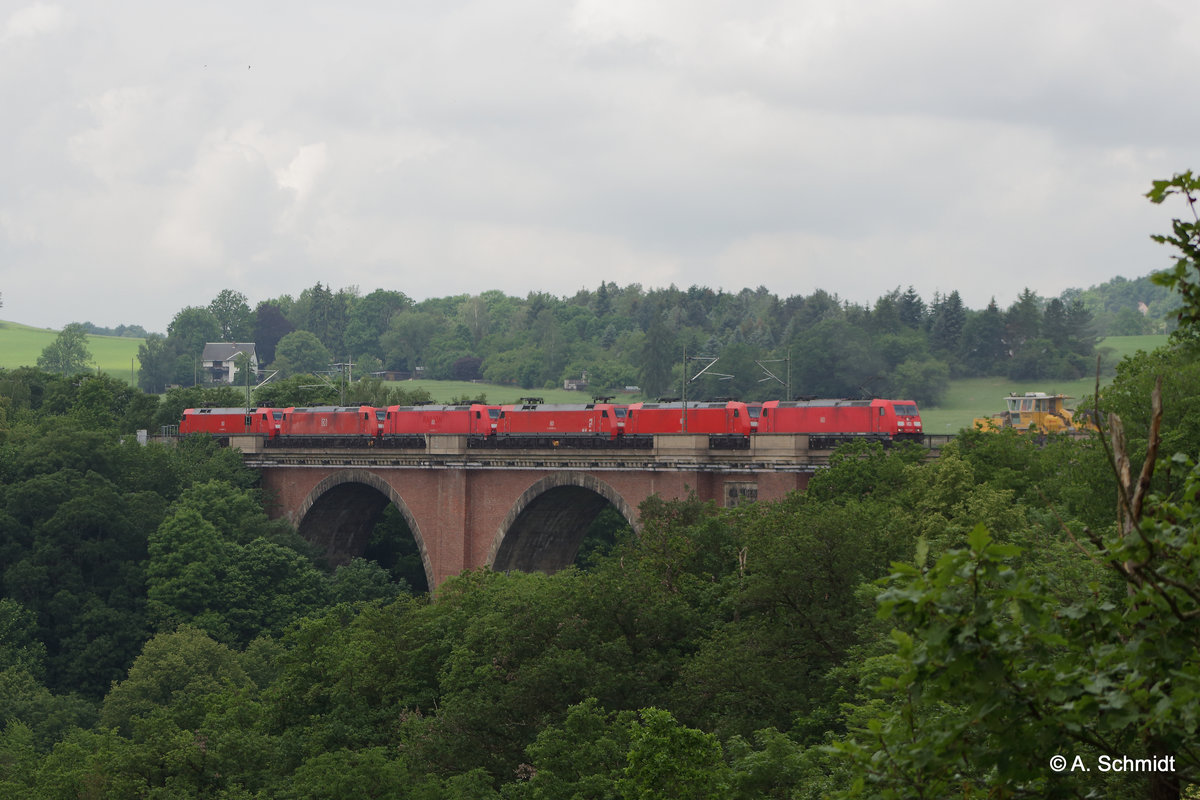 Lokzug mit 185 338, 185 055, 152 008, 185 298, 185 017 und 152 090 auf der Elstertalbrücke bei Jocketa am 04.06.2016