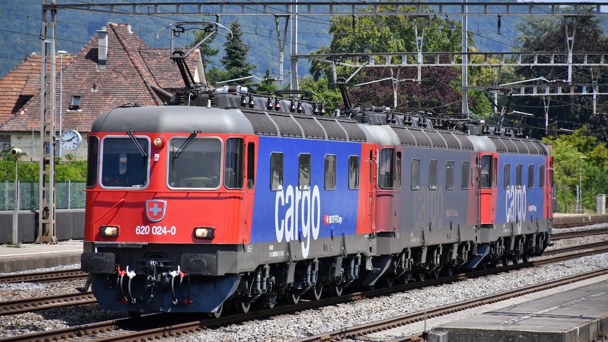 Lokzug mit 3 Re 620 vom Rangierbahnhof Limmattal nach Rangierbahnhof Basel. Führend die erst vor wenigen Tagen (22.07.2020) aus der R3 gekommene Re 620 024-0  Rothrist , gefolgt von Re 620 061-2  Gampel-Steg  und Re 620 072-9  Balerna . Aufgenommen in Rupperswil am 29.07.2020.
