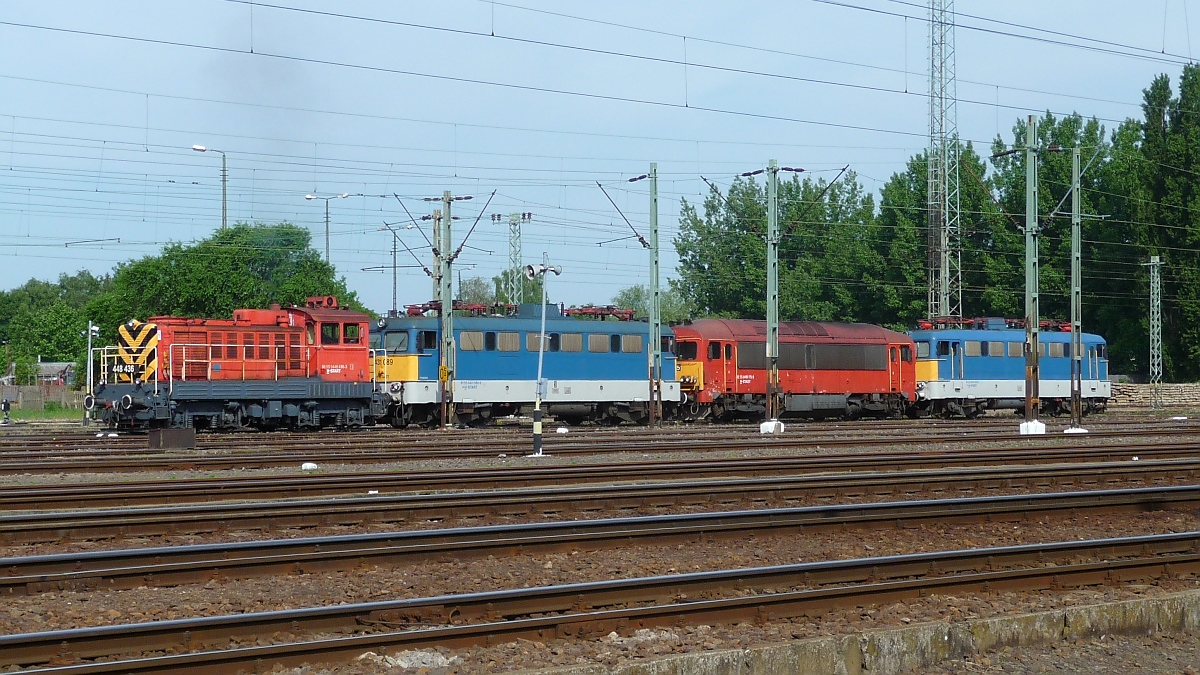 Lokzug mit H-START 448-436, 431-089, 418-175, 431-065 im Bahnhof Nyiregyhaza, 29. ‎Mai ‎2016