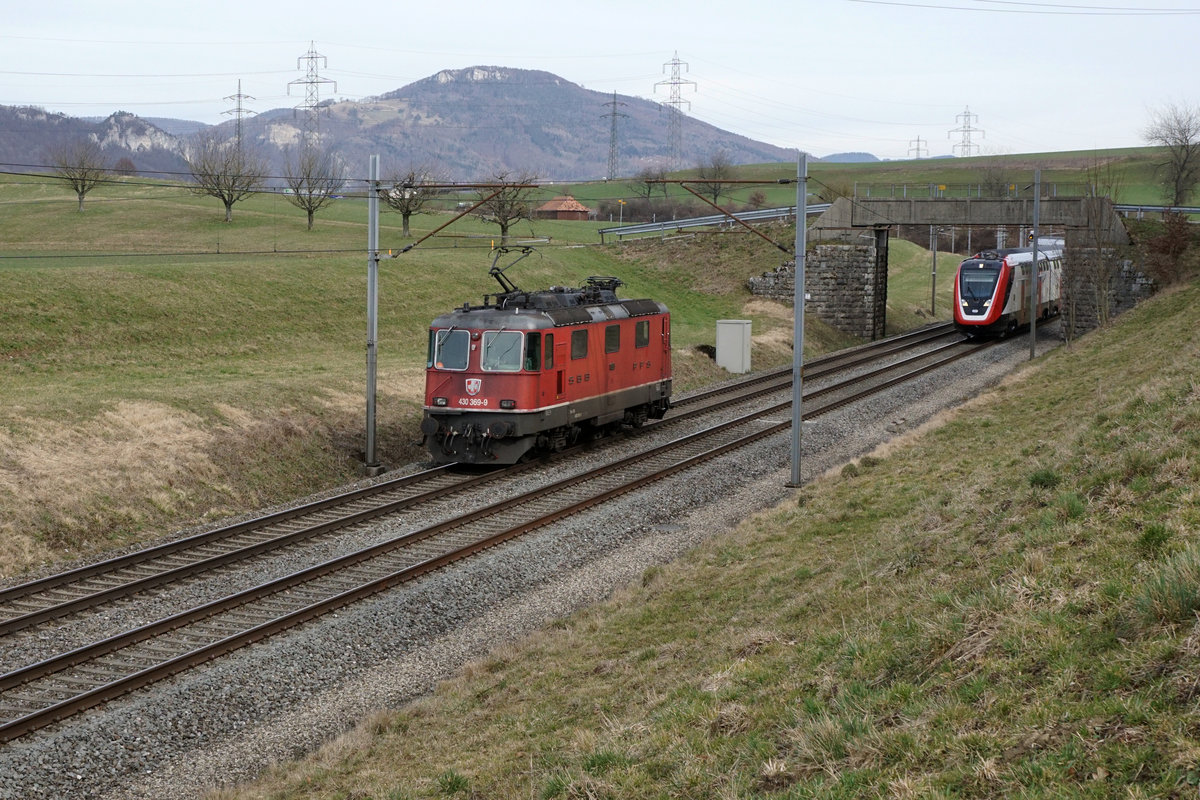 Lokzug mit Re 430 369-9 anlässlich einer Begegnung mit einem BOMBARDIER FV DOSTO RABDe 502 bei Niederbipp am 6. März 2019.
Foto: Walter Ruetsch
