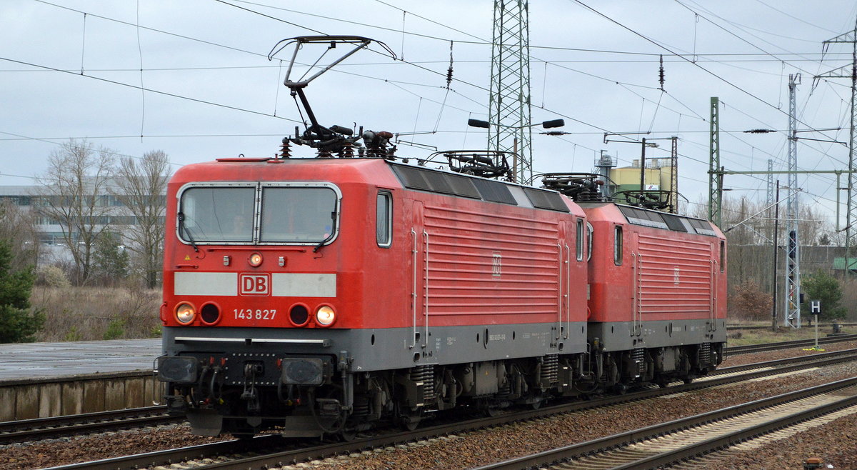 Lokzug der Netzwerkbahn Sachsen GmbH, Dresden mit der angemieteten  143 827   (NVR-Nummer   91 80 6143 827-4 D-DB ) mit  143 283-0  (NVR-Nummer   91 80 6143 283-0 D-DB ) am Haken am 10.03.20 Bf. Flughafen Berlin-Schönefeld.