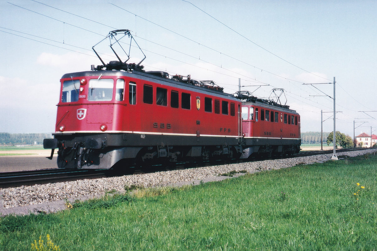 Lokzug Olten - Güterbahnhof Langenthal bestehend aus zwei Ae 6/6 zwischen Rothrist und Murgenthal unterwegs im Mai 1998.
Foto: Walter Ruetsch 