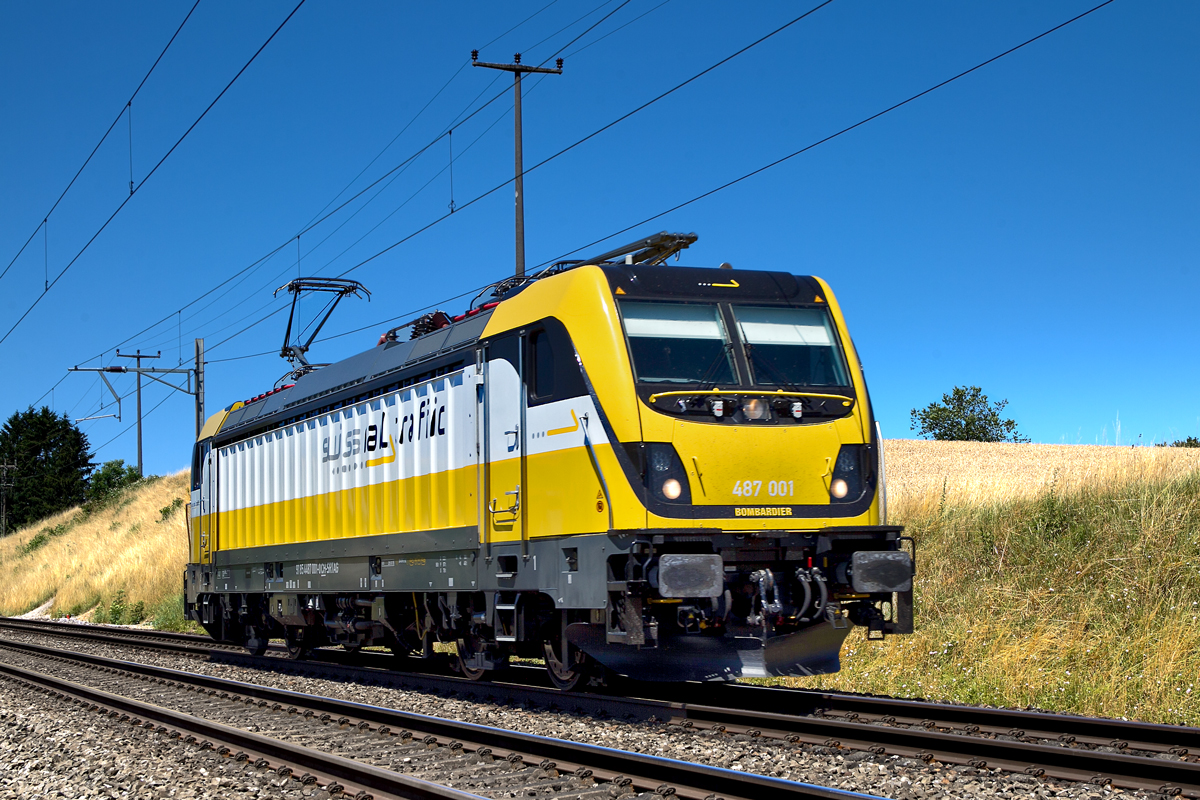 Lokzug Re 487 001 braust in Möhlin vorbei.Bild vom 10.7.2015