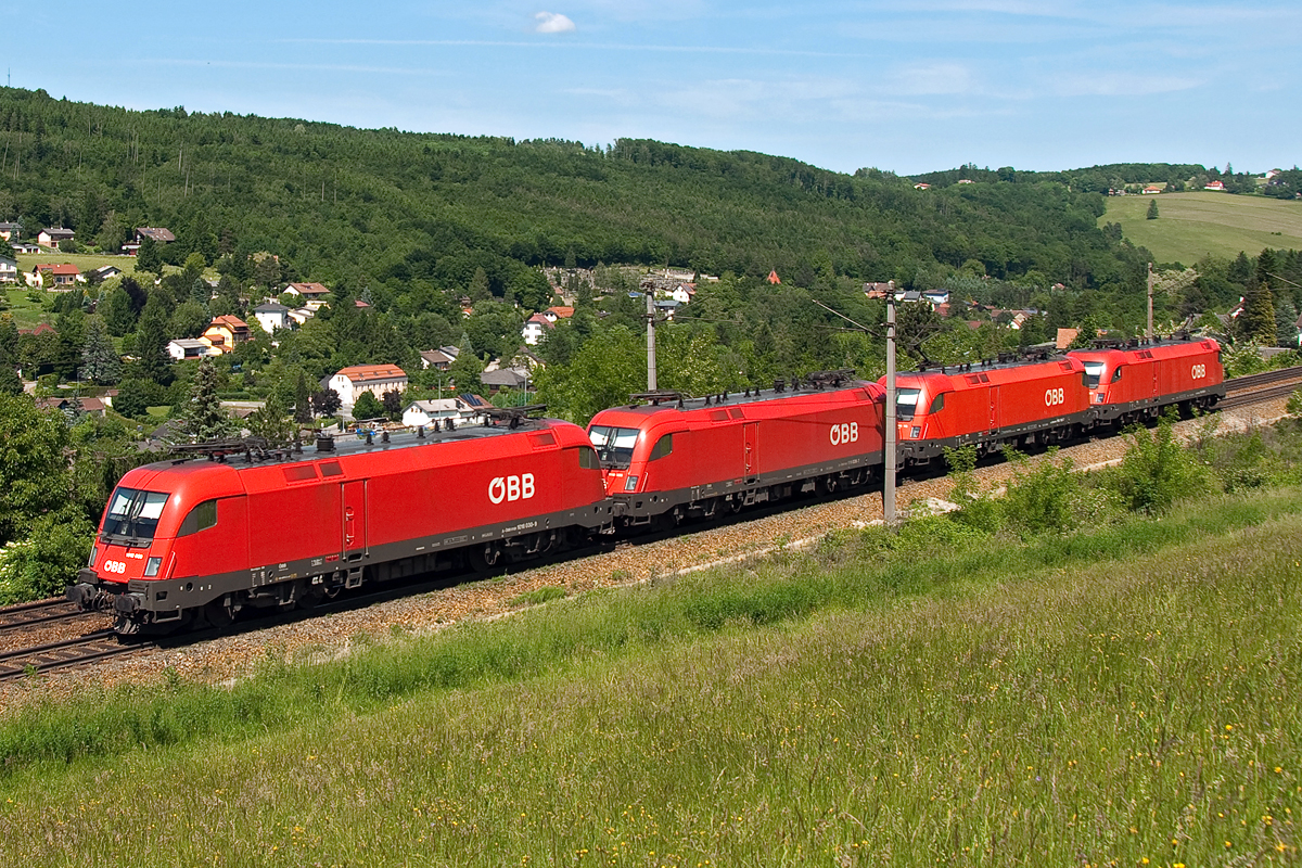 Lokzug in Richtung Wien. Eichgraben, am 25.05.2014.