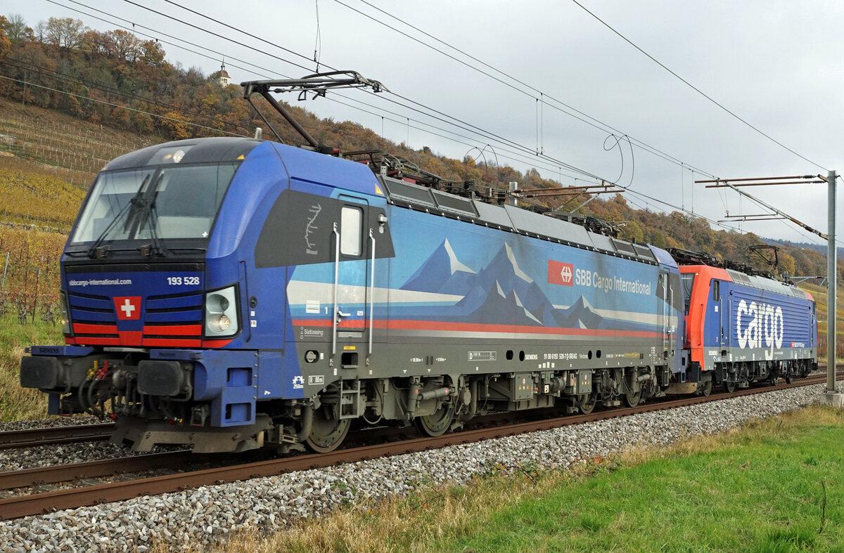 Lokzug von SBB CARGO INTERNATIONAL mit der Siemens Vectron 193 528 und einer nicht erkennbaren Re 474 bei Cressier am 9. November 2021 auf der Fahrt nach Cornaux.
Foto: Walter Ruetsch