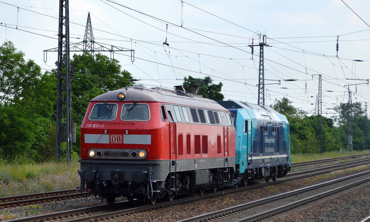 Lokzug (Überfühung) mit DB Fernverkehr AG, Frankfurt (Main)  218 810-0  (NVR:  92 80 1218 810-0 D-DB ) mit DB Regio AG [D]7 NAH.SH  245 207-6  [NVR-Nummer: 92 80 1245 207-6 D-DB] am Haken am 10.06.21 Durchfahrt Bf. Saarmund.