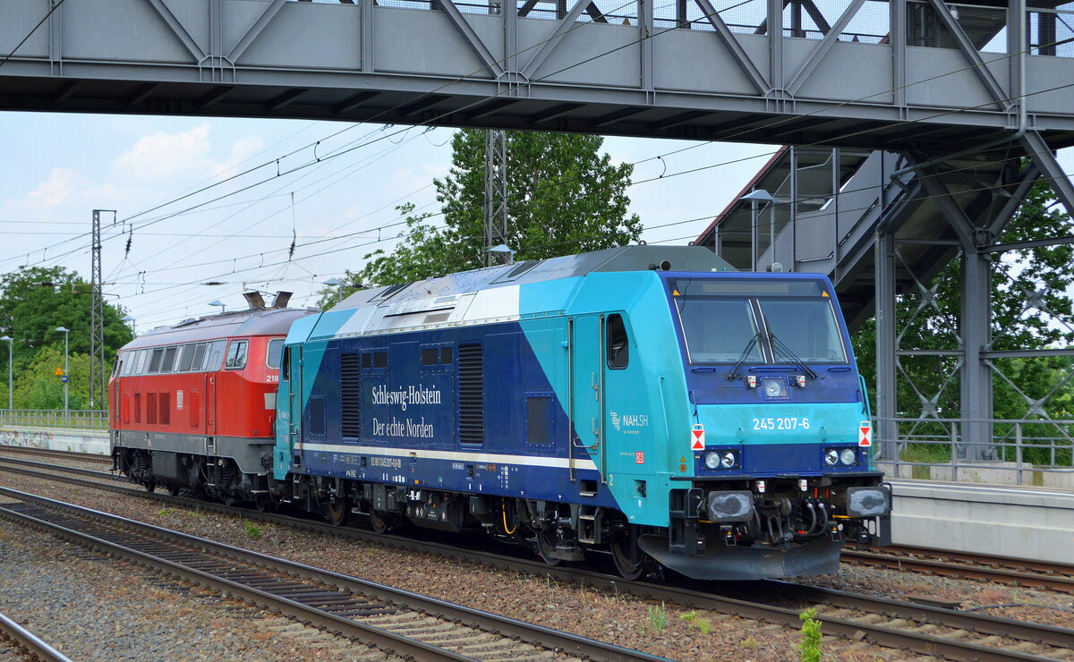 Lokzug (Überfühung) mit DB Regio AG [D]/ NAH.SH  245 207-6  [NVR-Nummer: 92 80 1245 207-6 D-DB] am Haken  von DB Fernverkehr AG, Frankfurt (Main)  218 810-0  (NVR:  92 80 1218 810-0 D-DB ) am 10.06.21 Durchfahrt Bf. Saarmund. Diese 245ér war zuvor überraschend in Berlin Grünau abgestellt gewesen.