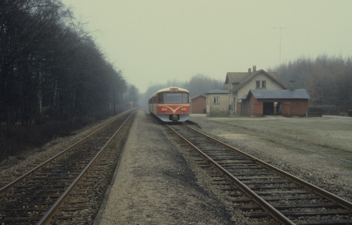 Lollandsbanen: Bahnhof Ryde. - Ein Triebzug, der in Richtung Nakskov fährt, hält am 16. Februar 1982 in Ryde.