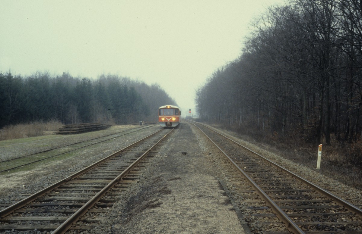 Lollandsbanen: Ein Triebzug (Ym+Yp+Ys) erreicht am 16. Februar 1982 den Bahnhof Ryde. - Der Zug fährt in Richtung Nakskov.